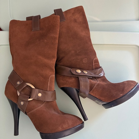 New BCBG Taupe brown tan Suede Slouch mid  HighHeeled Boots Y2K style 7.5 - Picture 3 of 16